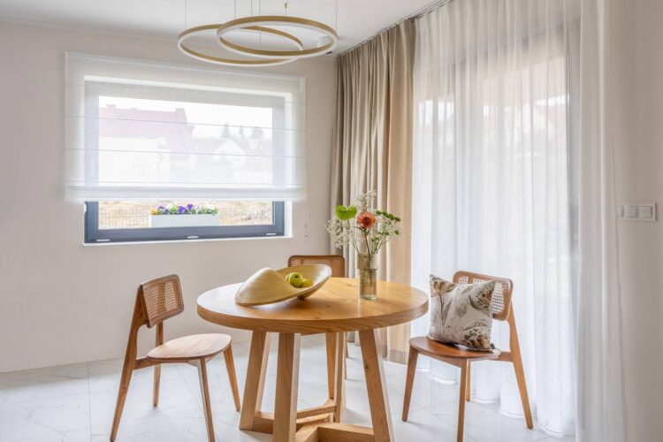 Rolety rzymskie do salonu połączonego z jadalnią