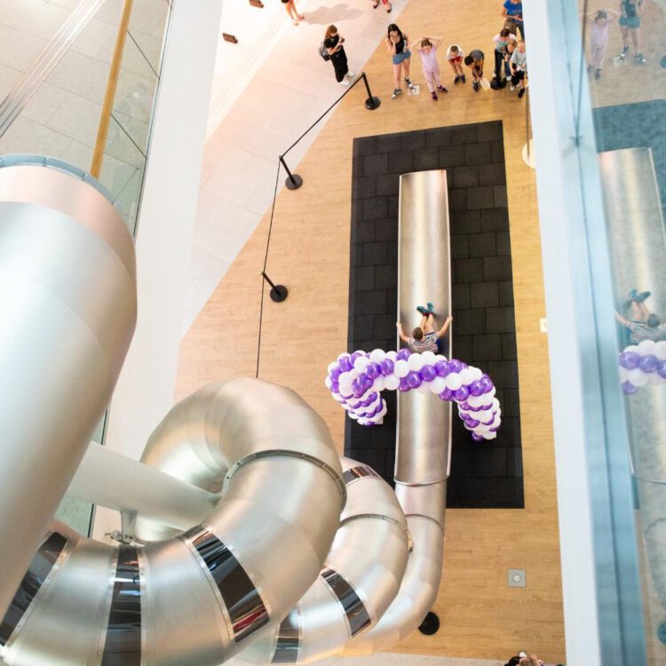 Zjeżdżalnie ze stali nierdzewnej: Innowacyjne rozwiązania dla budynków publicznych i inwestycji