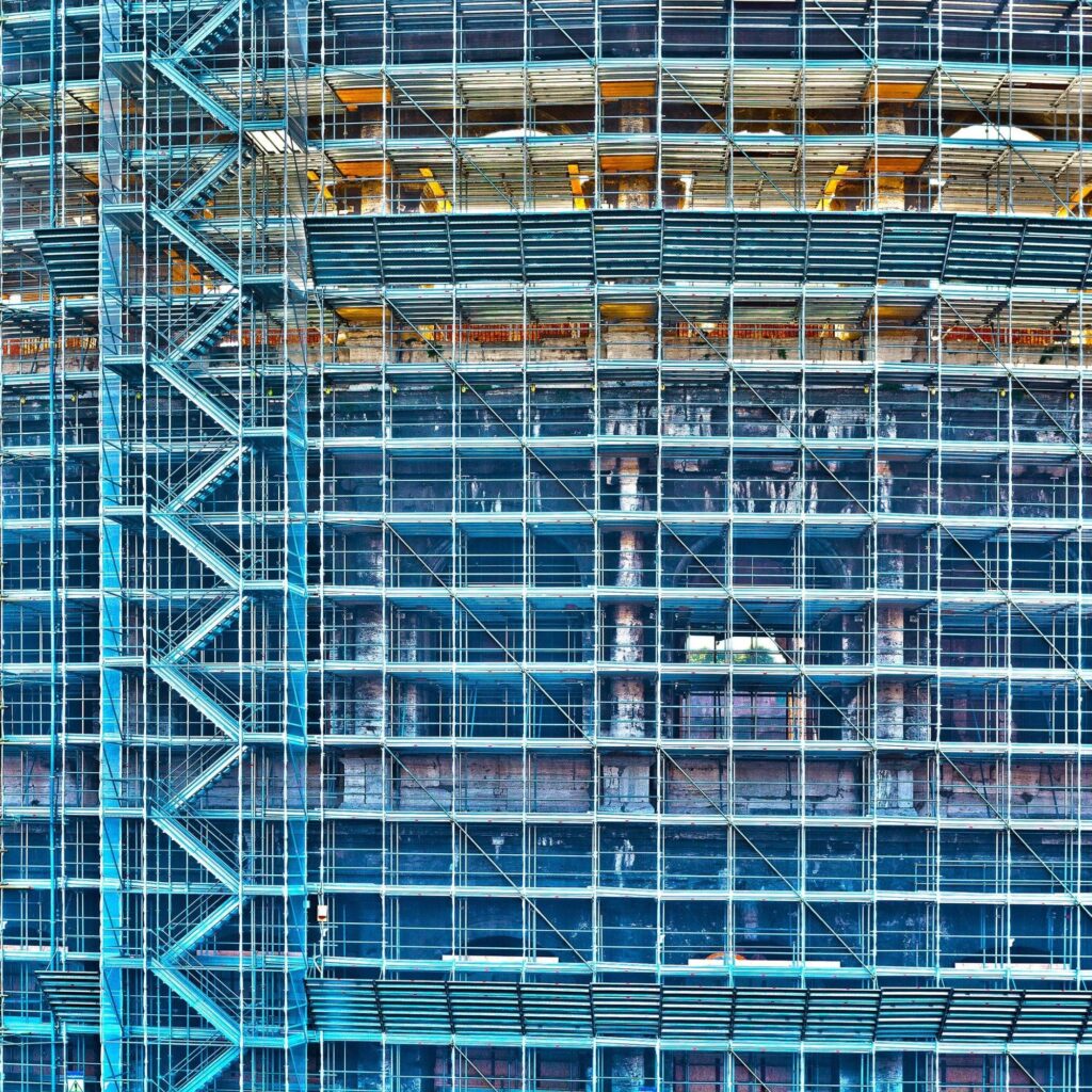 Wynajem rusztowania aluminiowego: Co musisz wiedzieć? Przebieg i warunki.